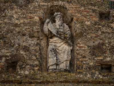 ...rappresentati con lunghe tuniche